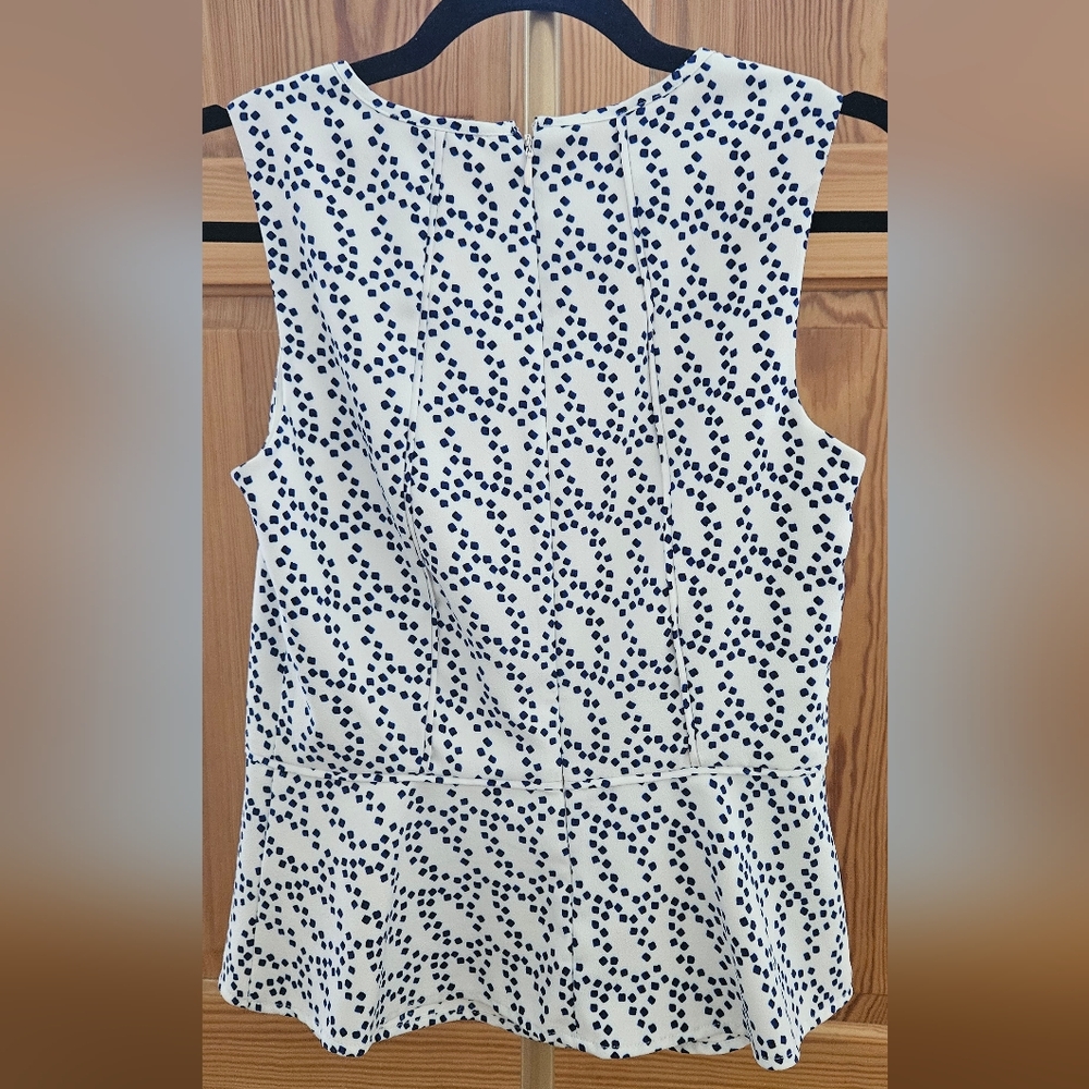 Banana Republic Fitted Sleeveless Top with zip closure on back Size 2 - Picture 4 of 4